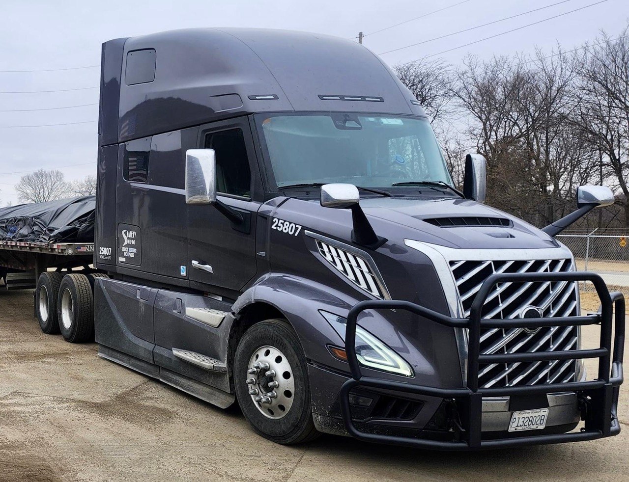 Volvo VNL with premium heavy bullbar